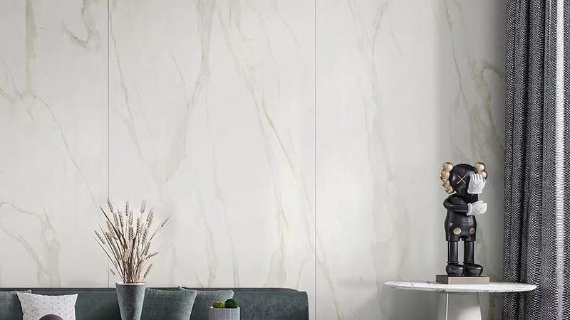 那么，如何挑选一款优质的岩板台面呢？以下是一些关键指标：